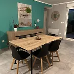 Neuf Proche De La *
